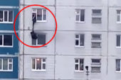 Tânăra salvată pe geam atunci când casa îi lua foc
